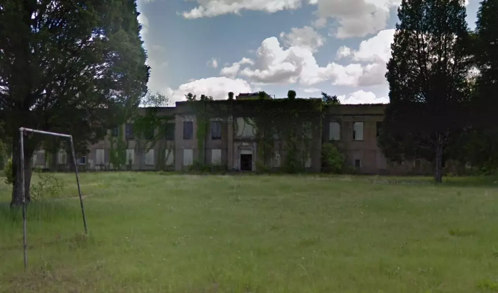 What the Heck Is Up With This Creepy Abandoned Building in Marshall, Texas?